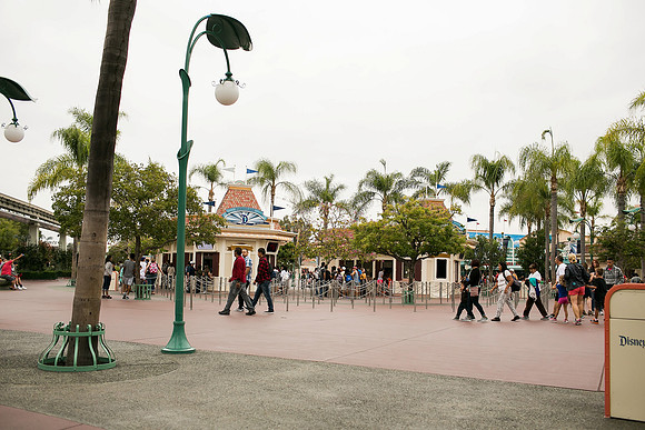 Chi_Chau_Family_Disney_2016-1