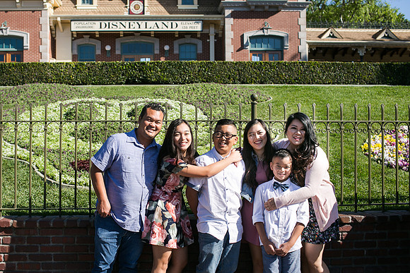 Thang_Family_Disney_2017-1